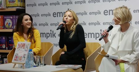 Opiekuńcza Chodakowska tuli roczną fankę podczas promocji książki