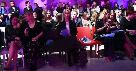 Tiulowa Bojarska-Ferenc pozuje z torebką Diora