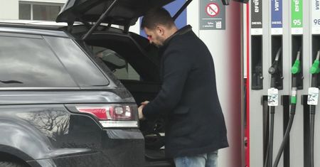 Karolak tankuje do pełna swojego Range Rovera