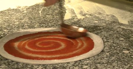 Łopucki odkrył dietetyczną pizzę... "Daje poczucie bezpieczeństwa"
