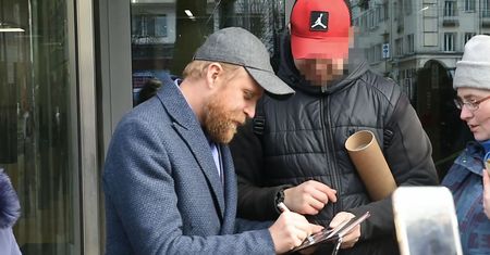 Brodaty Adamczyk rozchwytywany przez fanów pod TVN-em