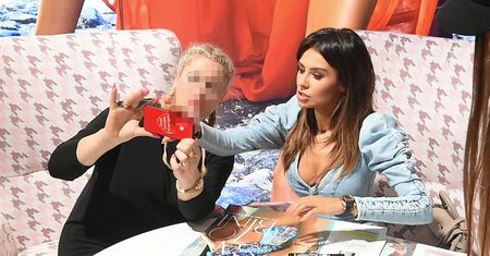 Siwiec wyciera telefon w bluzkę fanki do perfekcyjnego selfie