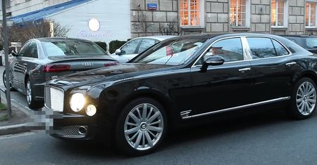 Przetakiewicz w wężowych kozakach pomyka do Bentley'a za 1,7 miliona złotych