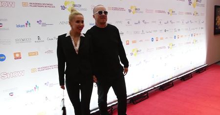 Lubert u boku żony promuje dobroczynność na ściance
