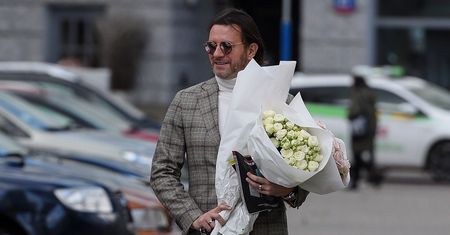 Wymuskany Majdan maszeruje z bukietem kwiatów dla Małgosi