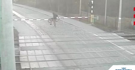 Nawet kolejarze byli zaskoczeni. Pijany na przejeździe kolejowym