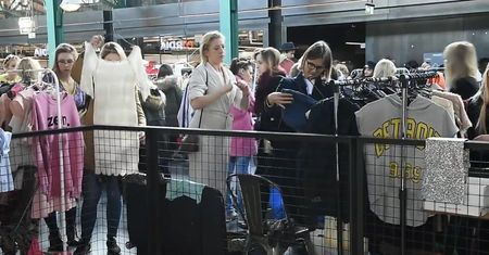 Wydekoltowana Lara Gessler urządza przedwiosenne wietrzenie szafy (WIDEO)