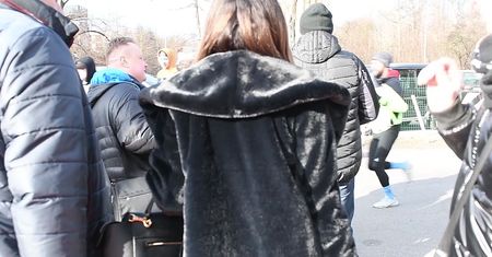 Siwiec w asyście ochroniarza wsiada do auta męża