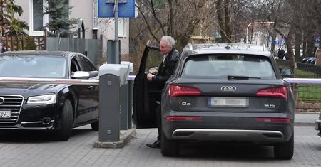 Zadowolony Jarosław Kret wychodzi z TVN-u