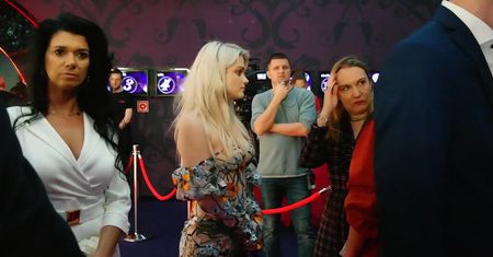 Margaret kusi biustem na ściance