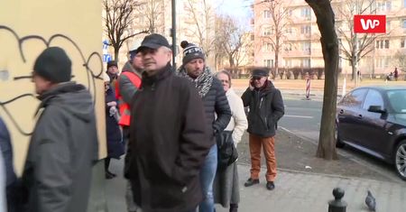 Tłusty czwartek. Przed tą cukiernią ludzie ustawili się przed północą