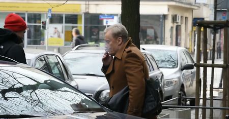 Zniecierpliwiony Olbrychski pozuje z fanami
