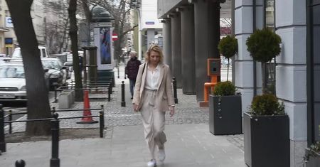 Gessler w kremowym garniturze pośpiesznie opuszcza TVN