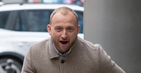 Rozszalały Borys Szyc gna po chodniku