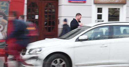 Odchudzony Karolak wchodzi bez kolejki do cukierki Gessler