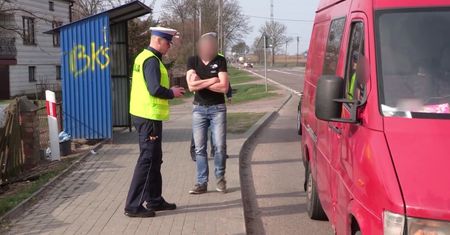 Policjanci zatrzymali busa w opłakanym stanie. Kierowca nim jechał, bo szef mu kazał