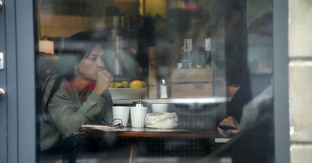 Nieumalowana Rusin zajada suchy chleb i sunie palcem po tablecie