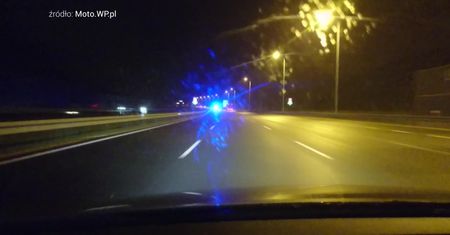 Kolumna rządowa pędzi obwodnicą Lublina. Nagranie czytelnika pokazuje, że deszczu sie nie boją