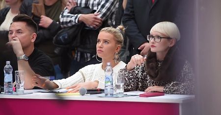 Znudzona Maffashion chałturzy w centrum handlowym