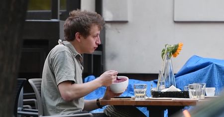 Poruszony Musiałowski zajada barszczyk