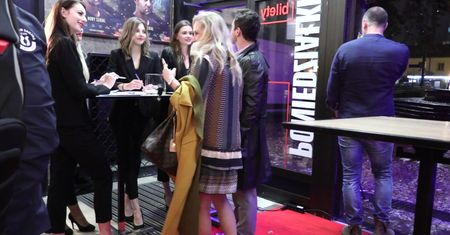 Zieliński użera się z obsługą na premierze filmu, w którym zagrał główną rolę