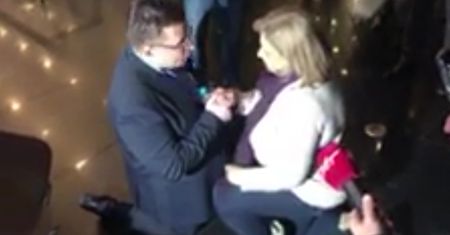 Absurd w czasie strajku w LOT. Działaczka związkowa na kolanach dziękuję prezesowi za udostępnienie toalet