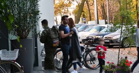 Szarmancki Allan Krupa towarzyszy Górniak w drodze do restauracji
