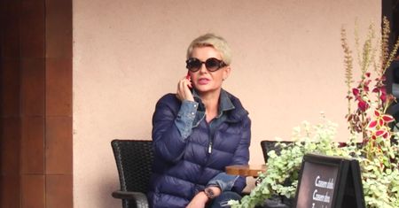 Podirytowana Racewicz pstryka fotki paparazzi