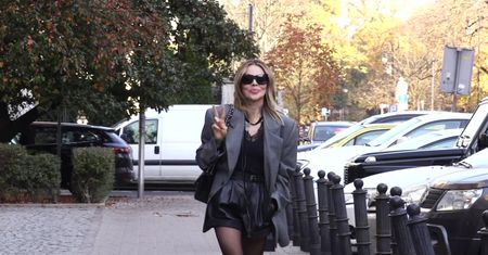 Sablewska z dzióbkiem macha do paparazzi z Mercedesa