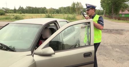 Kierowca jechał bez tablicy rejestracyjnej. Jednak zatrzymano go w innej sprawie