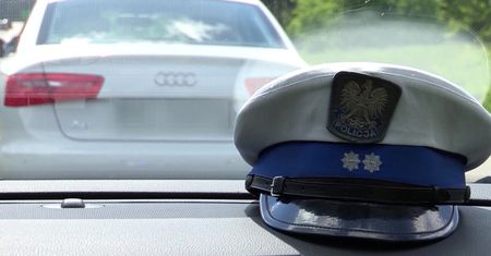 Aż 300 złotych i 8 pkt karnych dla kierowcy Audi. Mężczyzna nie spodziewał się, kto jedzie za nim