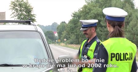 Kierowca musiał zamienić się z pasażerem, ale pojawił sie problem. Chodziło o kod w dokumentach