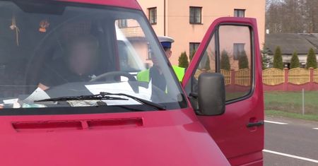 Policjanci zatrzymali busa w opłakanym stanie. Kierowca nim jechał, bo szef mu kazał
