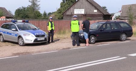 Zatrzymany przez policję kierowca miał w dowodzie rejestracyjnym niespodziankę. Mandat to nie koniec zmartwień