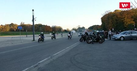 Motocykliści pod Stadionem Narodowym. Niebezpieczne zachowania na publicznych drogach