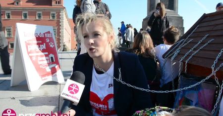 Powierza uczy córkę szacunku: "Dzieci również powinny przychodzić i przykuwać się do bud"