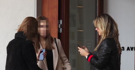 Szostak w dziwnych butach robi zakupy wpatrzona w telefon