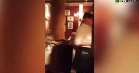 Lider rosyjskiej opozycji obrzucony tortem w restauracji