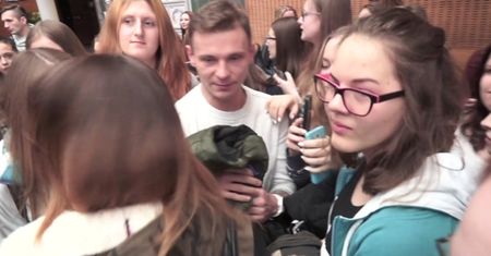 Patryk Kumór otoczony przez fanki