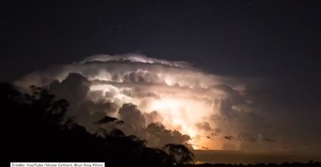 Timelapse pokazujący spektakularną burzę w Australii
