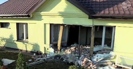 Nie zauważył ronda. Wjechał autem do salonu