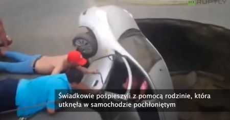 Gigantyczna dziura w jezdni pochłonęła auto w Peru