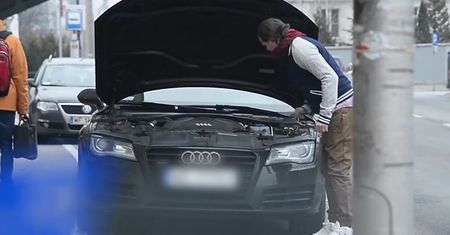Majdan uzupełnia płyn w aucie