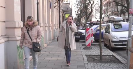 Dereszowska w płaszczu i adidasach wychodzi z "Dzień Dobry TVN"