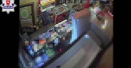 Dotkliwie pobili mężczyznę w centrum miasta. Policja pokazuje ich na monitoringu