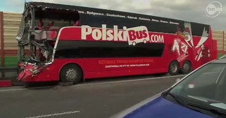 Polski Bus zderzył się z TIR-em na A2. Jedna osoba nie żyje