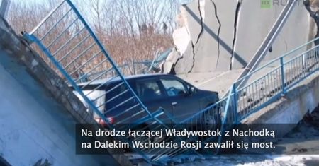Zawalenie mostu w Rosji. Wpadli w wyrwę, ale przeżyli