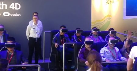 MWC 2016: Tak ludzie reagują na wirtualną rzeczywistość. Jak ty byś się zachował?