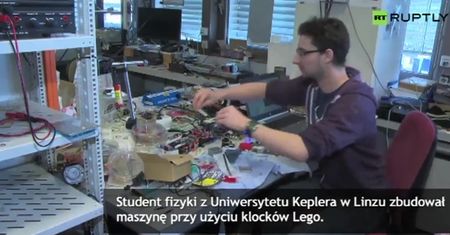 Student mierzy elastyczność gumy urządzeniem z klocków Lego