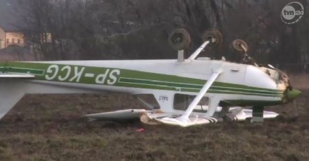 Samolot przewrócił się do góry kołami. Awaryjne lądowanie pod Warszawą
